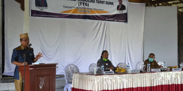 LOMBA TTG - Plh Bupati Bone Bolango Ishak Ntoma saat memberikan sambutan dan membuka Lomba Teknologi Tepat Guna