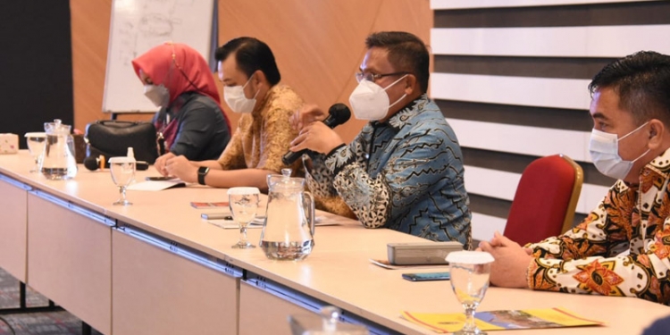 ANTI KORUPSI - Wali Kota Gorontalo, Marten A. Taha saat memaparkan beberapa kendala terkait penyelenggaraan Pendidikan Anti Korupsi di hadapan KPK RI di Gedung Merah Putih KPK RI, Rabu (10/2/2021). (Foto Istimewa)