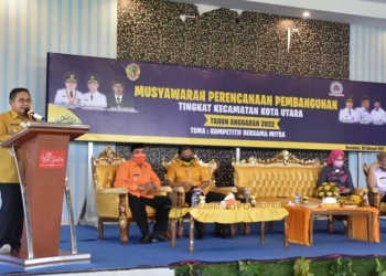 MUSRENBANG - Wali Kota Gorontalo, Marten Taha saat memberikan sambutan pada kegiatan Musyawarah Perencanaan Pembangunan (Musrembang) Tingkat Kecamatan Kota Utara di Aula Sentris Dulomo Utara, Kamis (25/2/2021). (Foto: Diskominfo Kota Gorontalo).