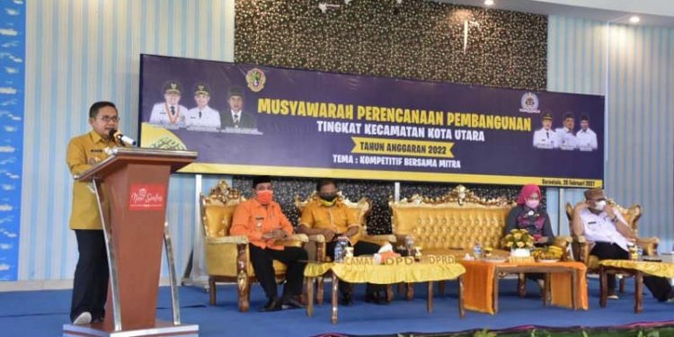 MUSRENBANG - Wali Kota Gorontalo, Marten Taha saat memberikan sambutan pada kegiatan Musyawarah Perencanaan Pembangunan (Musrembang) Tingkat Kecamatan Kota Utara di Aula Sentris Dulomo Utara, Kamis (25/2/2021). (Foto: Diskominfo Kota Gorontalo).