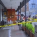 KEBAKARAN - Petugas Kepolisian memasang garis Polisi di areal gedung McD Gorontalo, Rabu (24/2/2021). (ari/gopos)