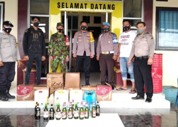 SITA MIRAS - Petugas Polsek Randangan menyita puluhan botol miras cap tikus dan miras lainnya. (istimewa)