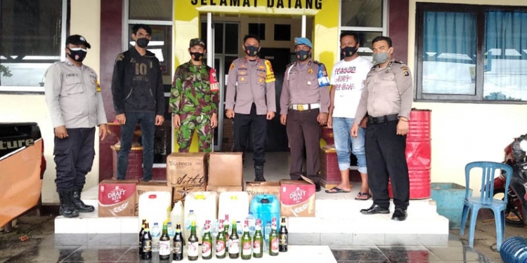 SITA MIRAS - Petugas Polsek Randangan menyita puluhan botol miras cap tikus dan miras lainnya. (istimewa)