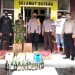 SITA MIRAS - Petugas Polsek Randangan menyita puluhan botol miras cap tikus dan miras lainnya. (istimewa)