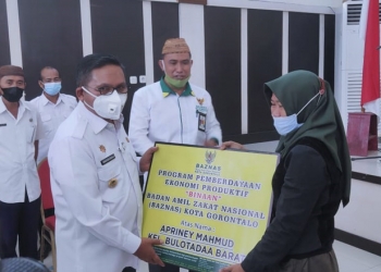 MODAL USAHA - Wali Kota Gorontalo saat memberikan bantuan modal usaha untuk 50 orang pertama secara simbolis di Aula Kantor Wali Kota Gorontalo, Rabu (24/2/2021)