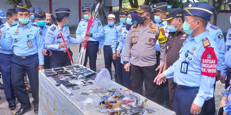 PEMUSNAHAN - Sejumlah 213 barang sitaan hasil sidak serentak di kamar-kamar hunian dimusnahkan oleh jajaran Kemenkumham Gorontalo di Lapas Kelas IIA Gorontalo, Selasa (23/2/2021). Foto (Ari/Gopos)