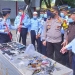 PEMUSNAHAN - Sejumlah 213 barang sitaan hasil sidak serentak di kamar-kamar hunian dimusnahkan oleh jajaran Kemenkumham Gorontalo di Lapas Kelas IIA Gorontalo, Selasa (23/2/2021). Foto (Ari/Gopos)