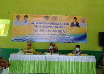Hasan R. Tahrir Lurah Wumialao (kiri), Sekretaris Dewan (Sekwan) Dewan Perwakilan Rakyat Daerah (DPRD) Kota Gorontalo N.R. Monoarfa (tengah), Camat Kota Tengah Irwansyah D.A Taha (kanan). Foto : Sari
