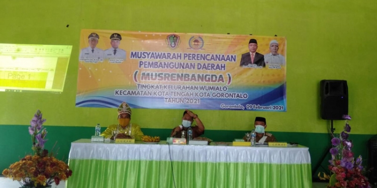 Hasan R. Tahrir Lurah Wumialao (kiri), Sekretaris Dewan (Sekwan) Dewan Perwakilan Rakyat Daerah (DPRD) Kota Gorontalo N.R. Monoarfa (tengah), Camat Kota Tengah Irwansyah D.A Taha (kanan). Foto : Sari