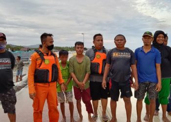 NELAYAN - Para nelayan yang mengalami kecelakaan di Pulau Lahe, Kecamatan Marisa, Pohuwato, berhasil diselamatkan oleh tim Basarnas Gorontalo. (istimewa)