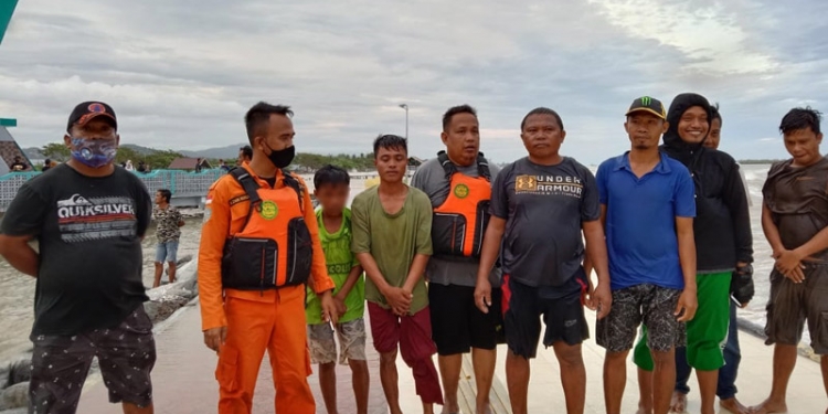 NELAYAN - Para nelayan yang mengalami kecelakaan di Pulau Lahe, Kecamatan Marisa, Pohuwato, berhasil diselamatkan oleh tim Basarnas Gorontalo. (istimewa)