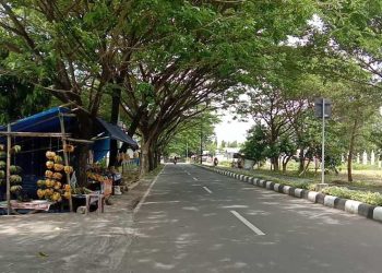 Pedagang di sepanjang Jalan B. J. Habibie Kabupaten Bone Bolango. Foto: Aldy/gopos.