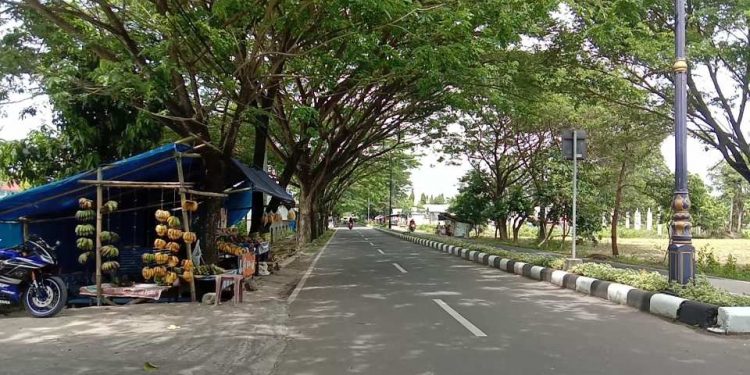 Pedagang di sepanjang Jalan B. J. Habibie Kabupaten Bone Bolango. Foto: Aldy/gopos.