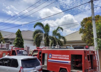 Mobil pemadam kebakaran siap siaga di depan sebuah rumah di Kelurahan Limba B, Kecamatan Kota Gorontalo, Kamis (25/2/2021). (istimewa)