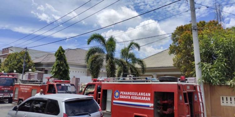 Mobil pemadam kebakaran siap siaga di depan sebuah rumah di Kelurahan Limba B, Kecamatan Kota Gorontalo, Kamis (25/2/2021). (istimewa)