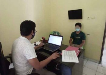 CURANMOR - Terduga pelaku pencurian kendaraan bermotor diinterogasi petugas Polsek Kota Tengah, Kota Gorontalo. (istimewa)