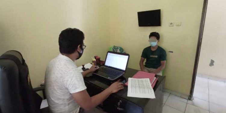 CURANMOR - Terduga pelaku pencurian kendaraan bermotor diinterogasi petugas Polsek Kota Tengah, Kota Gorontalo. (istimewa)
