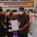 PENETAPAN PEMENANG - Komisi Pemilihan Umum (KPU) Bone Bolango menyerahkan SK penetapan Pemenang Pilkada 2020 kepada pasangan Hamim Pou-Merlan Uloli. (Indra/gopos)