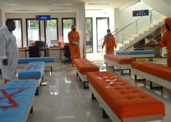 Tim Gugus Covid-19 bersama PMI Bone Bolango melakukan penyemprotan cairan disinfektan di obyek-obyek vital di Perkantoran Bupati Bone Bolango, Dinas Perindagkum Bone Bolango, dan Mal Pelayanan Publik (MPP) Bone Bolango, Kamis (18/2/2021). Foto AKP/Kominfo