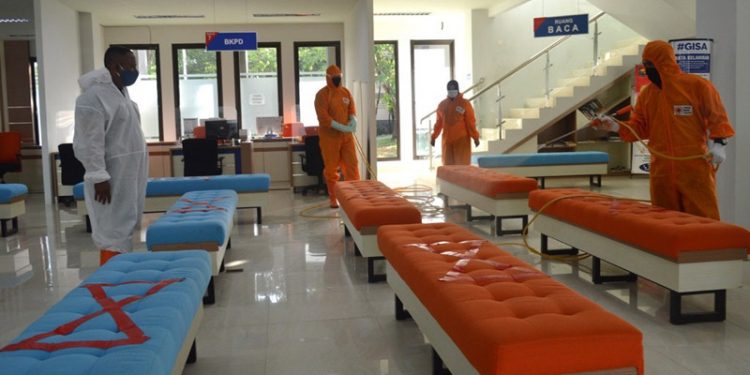 Tim Gugus Covid-19 bersama PMI Bone Bolango melakukan penyemprotan cairan disinfektan di obyek-obyek vital di Perkantoran Bupati Bone Bolango, Dinas Perindagkum Bone Bolango, dan Mal Pelayanan Publik (MPP) Bone Bolango, Kamis (18/2/2021). Foto AKP/Kominfo
