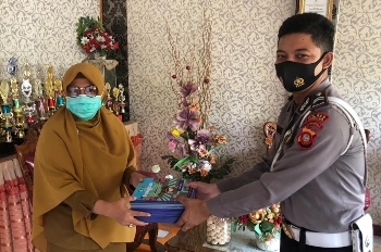 Penyerahan buku Pendidikan Lalu Lintas untuk sekolah-sekolah di Kota Gorontalo. Foto: Aldy/gopos.