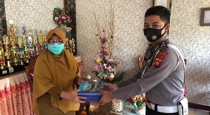Penyerahan buku Pendidikan Lalu Lintas untuk sekolah-sekolah di Kota Gorontalo. Foto: Aldy/gopos.