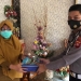 Penyerahan buku Pendidikan Lalu Lintas untuk sekolah-sekolah di Kota Gorontalo. Foto: Aldy/gopos.