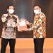 Hardi Sadiki Ketua DPRD kota Gorontalo sedang menyerahkan  Laporan Harta Kekayaan Penyelenggara Negara (LHKPN). foto : Istimewa