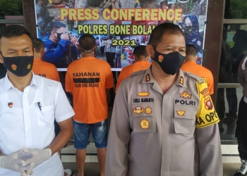PEMBOBOLAN WARUNG - Kapolres Bone Bolango, AKPB Suka Irawanto, memberi keterangan pers terkait penangkapan 4 komplotan spesialis pembobolan warung.(indra/gopos)