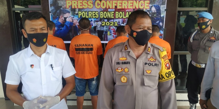 PEMBOBOLAN WARUNG - Kapolres Bone Bolango, AKPB Suka Irawanto, memberi keterangan pers terkait penangkapan 4 komplotan spesialis pembobolan warung.(indra/gopos)