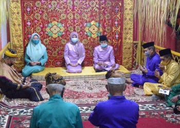 PROSESI ADAT-Wakil Bupati Gorontalo Herman Walangadi Bersama Ibu menjalani prosesi adat Mopotolungo Lo Adati. (Putra/Gopos).