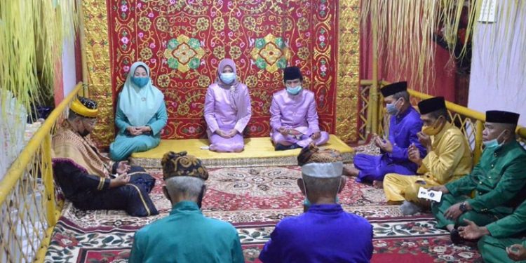 PROSESI ADAT-Wakil Bupati Gorontalo Herman Walangadi Bersama Ibu menjalani prosesi adat Mopotolungo Lo Adati. (Putra/Gopos).