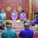 PROSESI ADAT-Wakil Bupati Gorontalo Herman Walangadi Bersama Ibu menjalani prosesi adat Mopotolungo Lo Adati. (Putra/Gopos).