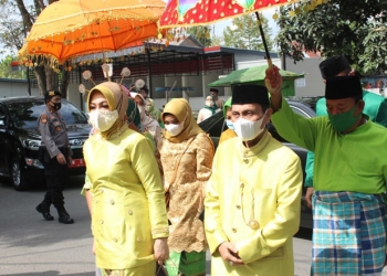Bupati dan Wakil Bupati Gorontalo jalani prosesi adat molo'opu