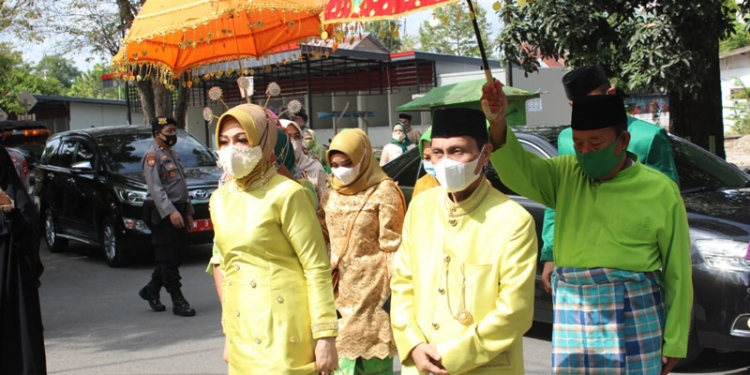 Bupati dan Wakil Bupati Gorontalo jalani prosesi adat molo'opu