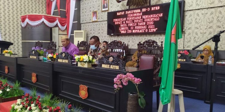 PELANTIKAN BUPATI - DPRD Kabupaten Gorontalo mengumumkan hasil penetapan bupati dan wakil bupati terpilih, Senin (22/2/2021). (foto: Humas DPRD Kabupaten Gorontalo)