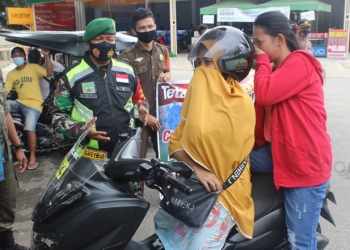 Gelar Razia - Petugas Gabungan TNI, Polri, Satpol PP Dnas Perhubungan (Dishub) menggelar Razia Masker. (Putra/Gopos)