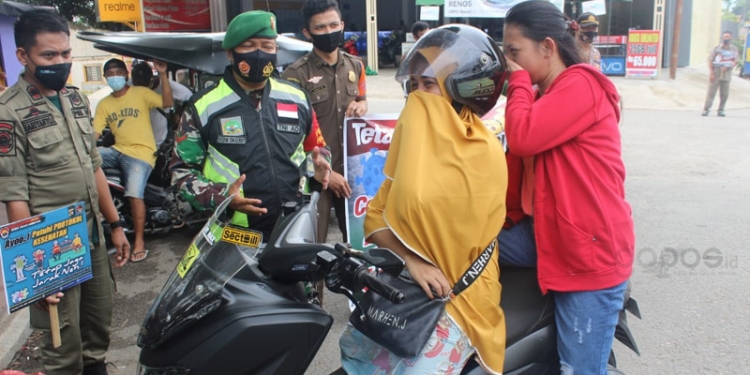 Gelar Razia - Petugas Gabungan TNI, Polri, Satpol PP Dnas Perhubungan (Dishub) menggelar Razia Masker. (Putra/Gopos)
