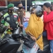 Gelar Razia - Petugas Gabungan TNI, Polri, Satpol PP Dnas Perhubungan (Dishub) menggelar Razia Masker. (Putra/Gopos)