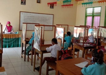 TATAP MUKA - Pembelajaran tatap muka di SD Negeri 01 Buntulia dengan menerapkan protokol kesehatan (Protkes) Covid-19. (Azhar/gopos)