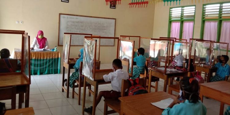 TATAP MUKA - Pembelajaran tatap muka di SD Negeri 01 Buntulia dengan menerapkan protokol kesehatan (Protkes) Covid-19. (Azhar/gopos)