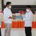 KADES DULOHUPA - Prosesi penyerahan SK Jabatan PLT Kades Dulohupa oleh Sekretaris Kecamatan Telaga Romi Alulu Kepada PLT Kepala Desa Dulohupa Sukarno Danial Karim. (Putra/Gopos)