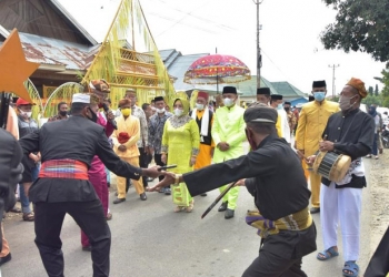 ADAT MOLOOPU - Bupati Pohuwato, Saipul Mbuinga menjalani prosesi adat Moloopu, Sabtu (27/2/2021). (Diskominfo Pohuwato)