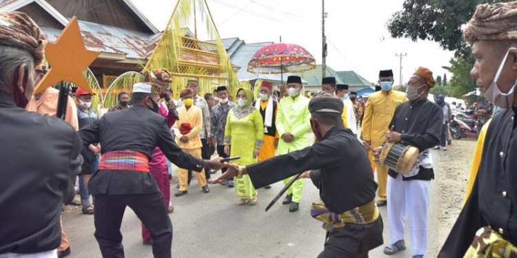 ADAT MOLOOPU - Bupati Pohuwato, Saipul Mbuinga menjalani prosesi adat Moloopu, Sabtu (27/2/2021). (Diskominfo Pohuwato)