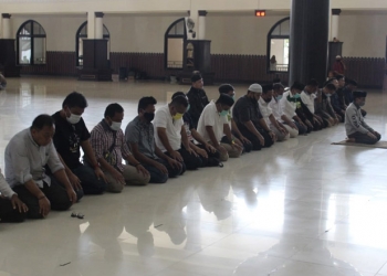 Nelson Pomalingo dan Hendra S Hemeto merayakan Kemenangan sebagai Bupati dan wakil bupati kabupaten gorontalo dengan Sholat Ashar Bersama di Masjid Agung Baiturrahman Limboto (Putra/Gopos)