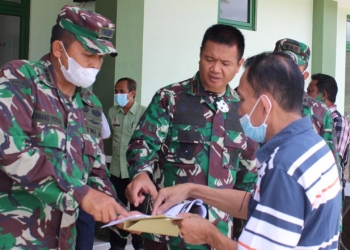 Danrem 133 Nani Wartabone Brigjend Bagus Antonov Hardito (Tengah) juga Asisten Logistik Kodam XIII/Mdk (merdeka) Kolonel Czi Achmad Yussa (Kiri) meninjau lokasi Pembangunan Secaba di Desa Tabongo Barat Kecamatan Tabongo Kabupaten Gorontalo. (Putra/Gopos)