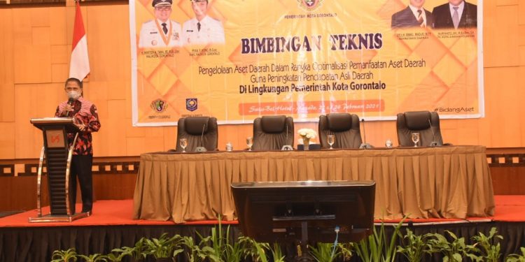 ASET - Sekretaris Daerah Kota Gorontalo, Ismail Madjid saat memberikan sambutan pada kegiatan Bimtek Pengelolaan Aset di Swiss Bell Hotel Manado, Rabu (24/2/2021). (Foto: Diskominfo Kota Gorontalo)