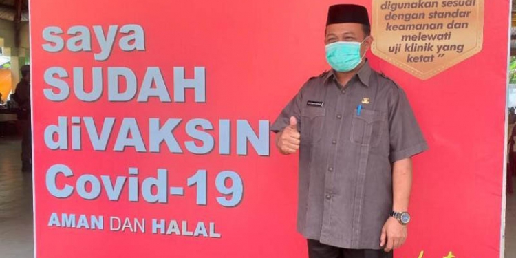 VAKSINASI - Sekda Bolaemo, Sherman Moridu, mengikuti pencanangan vaksinasi Covid-19.