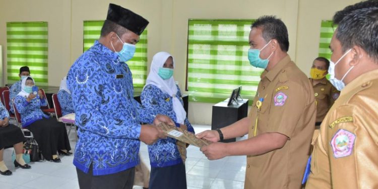 PLT. Sekda Pohuwato saat menyerahkan SK di aula BKPP Pohuwato, Selasa (09/02/2021). (Istimewa)