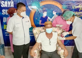 Syarif Mbuinga Orang Pertama di Pohuwato yang Disuntik Vaksin Covid-19